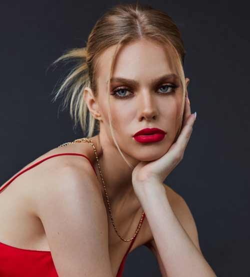 Coiffures pour le Nouvel An 2026: idées de photos, tendances de la mode