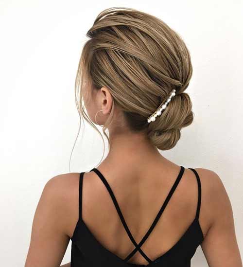 Coiffure avec une barrette de perles