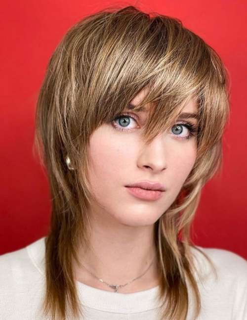 Longue frange dans une coupe de cheveux au maillet rétro